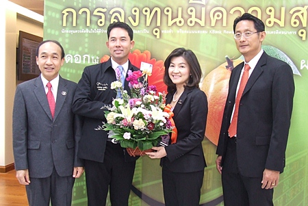 (L to R) Manat Pinthong, Board of Network Services and Sales, and Mayor Itthiphol Kunplome congratulate Natharin Tanthong, Chief Executive of Kasikorn Thai Security (Public) Co., Ltd., and the Board of the Private Business Bank Group of Kasikorn Thai Bank, and Padermpob Songkroh, MD of Personal Finance Management for the opening of their new business center.